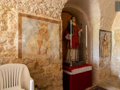 L�interno della chiesa, come Santa Maria del Soccorso, conserva una serie di pregevoli dipinti murari risalenti al 1500
